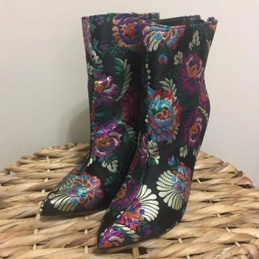 “Madelina” Justfab Black Flower 4” Heel Booties! 💥 - Picture 3 of 11
